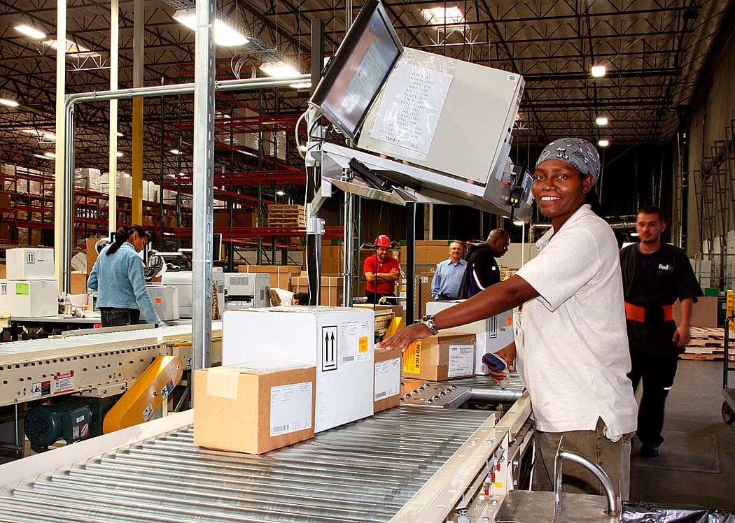 Automated packaging line in distribution center
