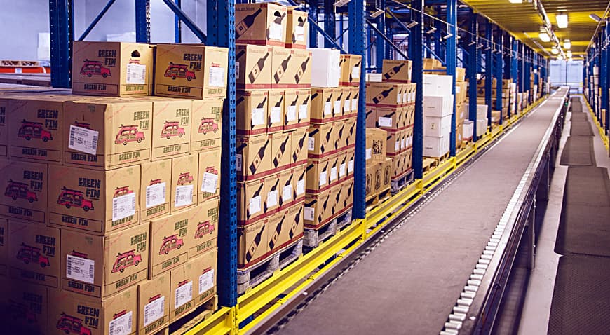 Modern conveyor belt system in distribution facility