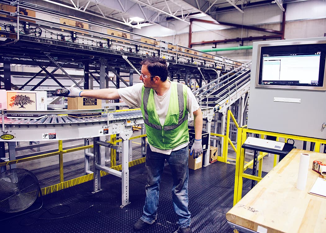 Automated parcel sorting system with high-speed conveyors