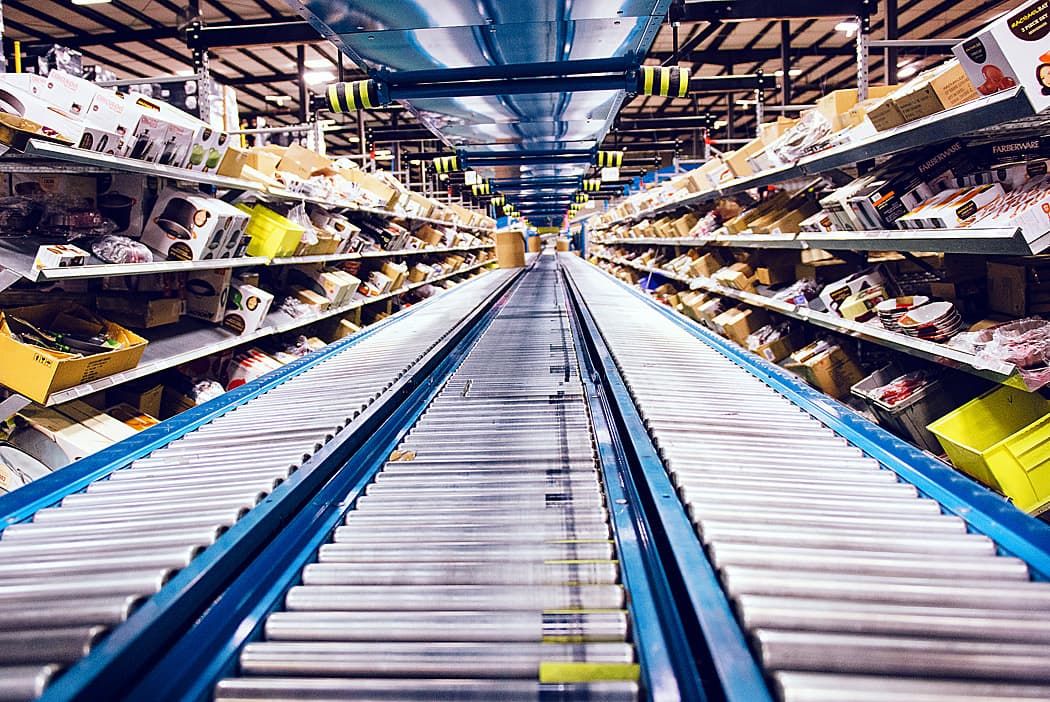 Modern conveyor belt system in distribution facility