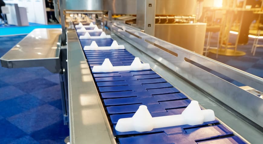 Modern conveyor belt system in distribution facility