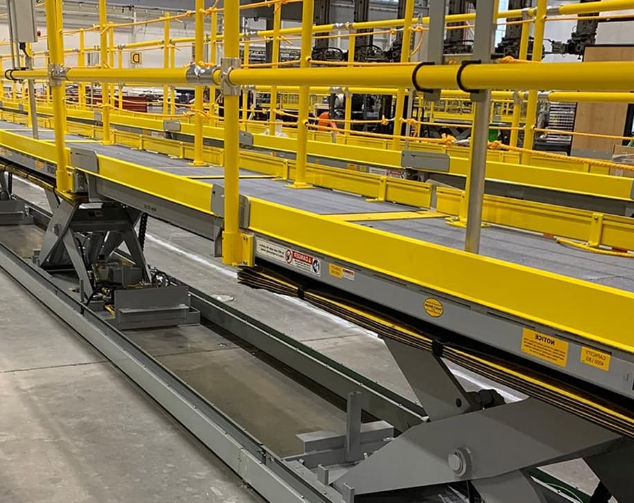 Automated parcel sorting system with high-speed conveyors