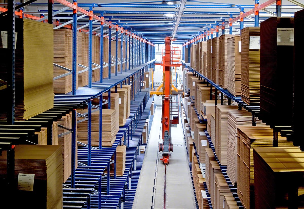 Modern e-commerce fulfillment center with advanced automation