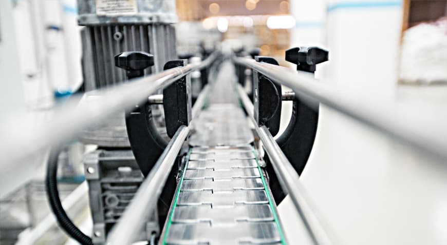 Modern conveyor belt system in distribution facility