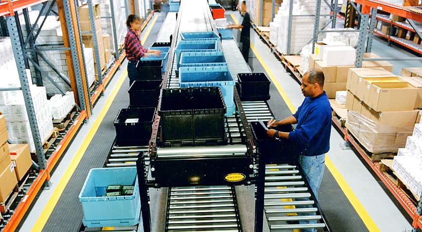 Modern conveyor belt system in distribution facility